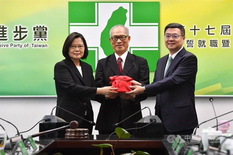 總統蔡英文(左)20日上午就任第15任總統,依民進黨黨章規定,兼任民進黨主席。蔡英文下午在民進黨中央黨部宣誓就職黨主席,由民進黨仲裁委員會主委張政雄(中)監交,自前主席卓榮泰(右)手中接下印信,重掌黨務。中央社記者林俊耀攝 109年5月20日