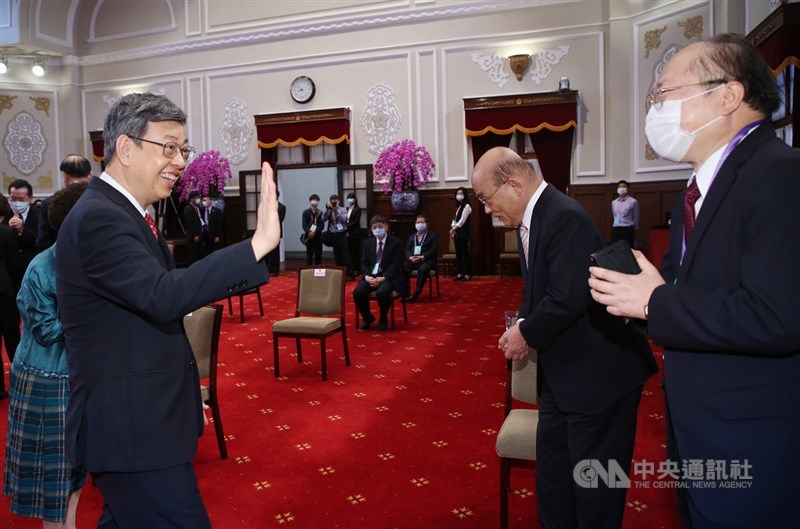 中華民國第15任總統、副總統宣誓就職典禮20日在總統府大禮堂舉行,卸任的副總統陳建仁(左)出席典禮,向行政院長蘇貞昌(右2)等人揮手道別。中央社記者鄭傑文攝 109年5月20日