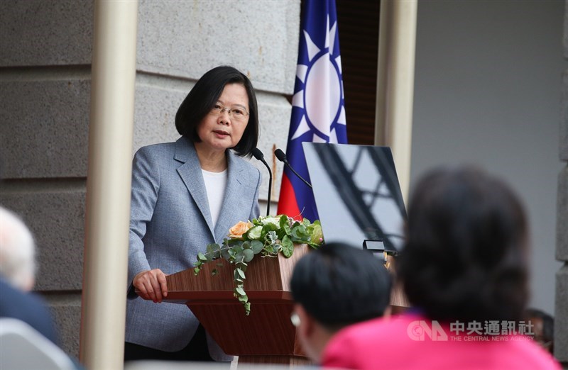 總統蔡英文20日在台北賓館發表就職演說,蔡總統表示,過去4年盡力為兩岸和平穩定,做出最大的努力,獲得國際社會肯定;會持續努力,也願意跟對岸展開對話,為區域安全,做出更具體的貢獻。中央社記者謝佳璋攝 109年5月20日
