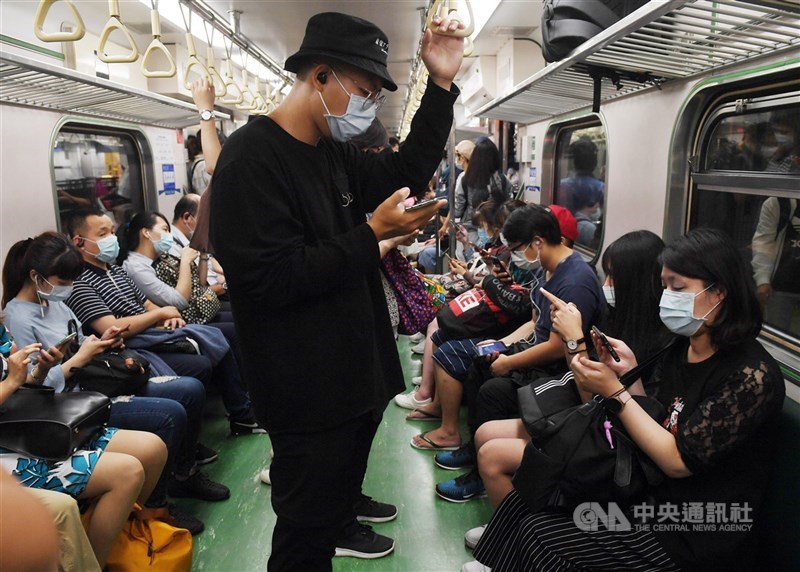 曼谷郵報前總編輯維拉18日在曼谷郵報專欄撰文,呼籲泰國當局向台灣學習防疫經驗。圖為民眾戴口罩搭乘台鐵電聯車。中央社記者施宗暉攝 109年5月15日