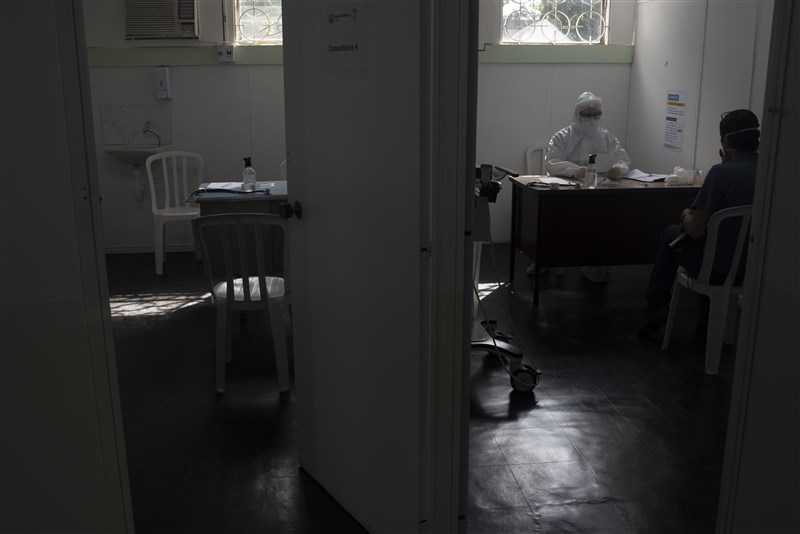 巴西疫情惡化,衛生部20日通報新增888起死亡病例,單日新增近2萬起確診病例,恐將成為全球病例數第2高的國家。圖為里約熱內盧民眾赴醫院看診。(安納杜魯新聞社提供)