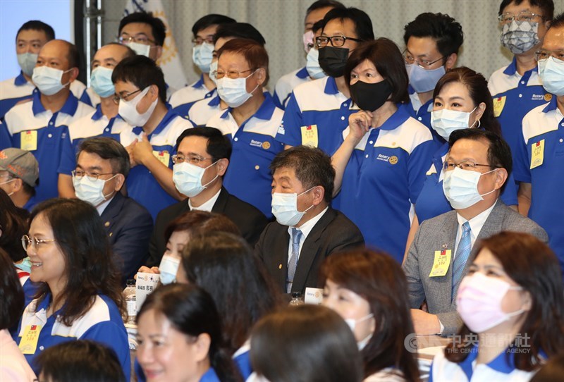 中央流行疫情指揮中心指揮官陳時中(中)21日出席國際扶輪3481地區捐贈防疫物資記者會,與扶輪社社員、受贈醫院代表合影。中央社記者張皓安攝 109年5月21日