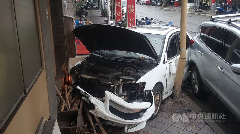 馬公市陽明路武聖廟前21日清晨發生車禍,一輛自小客車疑因天雨路滑失控,撞損店家招牌梁柱,再衝向對向店家,卡在人行道騎樓,車頭、尾嚴重受損。中央社 109年5月21日