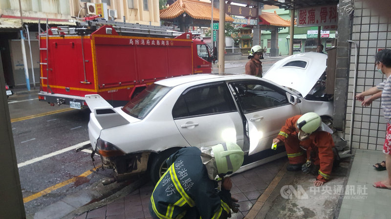 馬公市陽明路武聖廟前21日清晨發生車禍,一輛自小客車衝撞店家前階梯,車頭、尾嚴重受損,事發時發出巨大的撞擊聲響,附近住戶都驚醒查看。中央社 109年5月21日