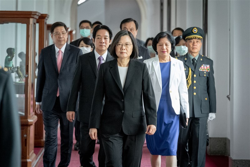 第15任總統副總統宣誓就職典禮20日在總統府大禮堂舉行,總統蔡英文(前中)率領副總統賴清德(第2排左)伉儷等人進入典禮會場。(圖取自Flickr;作者總統府,CC BY-SA 2.0)
