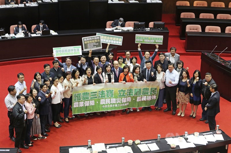 立法院會22日三讀通過農民退休儲金條例,關鍵條文是農民與政府的提繳比率,最後表決通過民進黨團版修正動議。圖為民進黨立法院黨團在議場喊口號,宣示護農民決心。中央社記者裴禛攝 109年5月22日