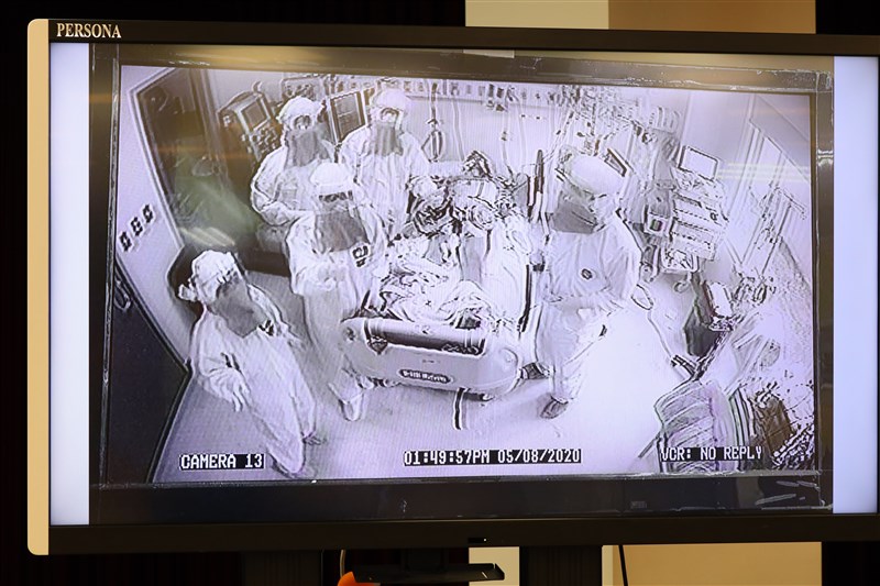 50多歲男子歷經33天葉克膜、37天呼吸器治療終於獲救。中央流行疫情指揮中心專家諮詢小組召集人張上淳5月22日在疫情記者會分享個案脫離葉克膜當天病房畫面,小小病房內至少擠了5、6名醫護人員,全是為了幫助患者脫離葉克膜。(中央流行疫情指揮中心提供)