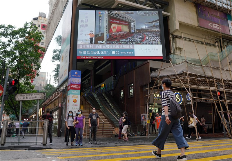 中國13屆全國人大第3次會議於22至28日召開,預計會審議「港版國安法」。圖為22日上午香港銅鑼灣街頭播放全國人大會議開幕畫面。(中新社提供)