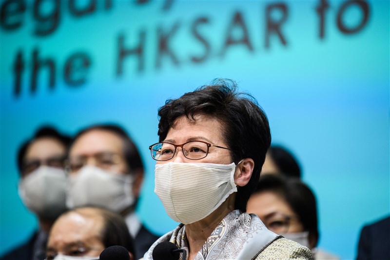 香港行政長官林鄭月娥(前)22日晚間會見媒體時表示,未來的港區維護國家安全法主要由港方機構執法。(法新社提供)