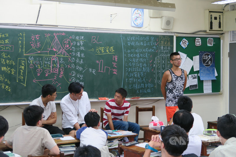 台灣同志諮詢熱線協會長期進入校園進行相關性平教育宣導,近年卻因部分團體、家長抗議及2018年公投發酵,導致宣導場次急遽減少,也曾因演講內容遭「斷章取義」,導致學校高層遭到民代施壓。(台灣同志諮詢熱線協會提供)中央社記者吳欣紜傳真 109年5月23日