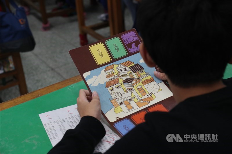 新北市樂利國小教師王筱慧以台灣性別平等教育協會出版的「扮家家遊」桌遊教學,帶領學生探討性別刻板印象,以活潑的教法引領學生進行反思。中央社記者吳家昇攝 109年5月23日