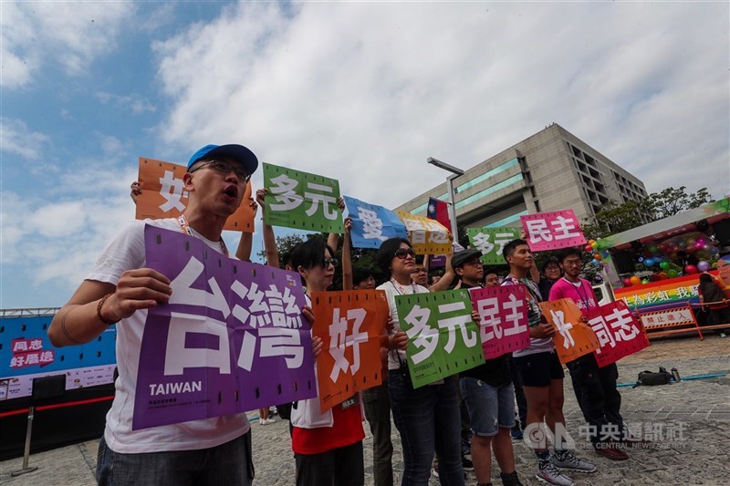 台灣同志諮詢熱線協會社工主任鄭智偉(左1)回憶,協會曾有種子教師到高中演講,議題包含同志、性別多元及校園友善,卻被有心人士拿來做文章。圖為2019年10月26日台灣同志遊行鄭智偉擔任總召說明遊行理念。(中央社檔案照片)