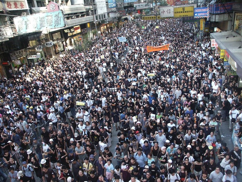 2003年,香港民主派人士和人權組織發起反對基本法第23條立法的「七一大遊行」。(中央社檔案照片)