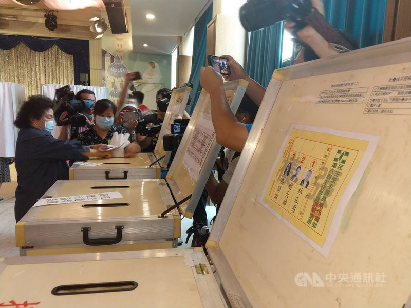 民進黨24日舉辦全國黨代表暨縣市黨部主委改選,前總統府祕書長陳菊(左)也返回高雄投票,對於高市黨部主委競爭激烈,她說,黨內競爭很正常,對她來講「手心、手背都是肉」。中央社記者程啟峰高雄攝 109年5月24日