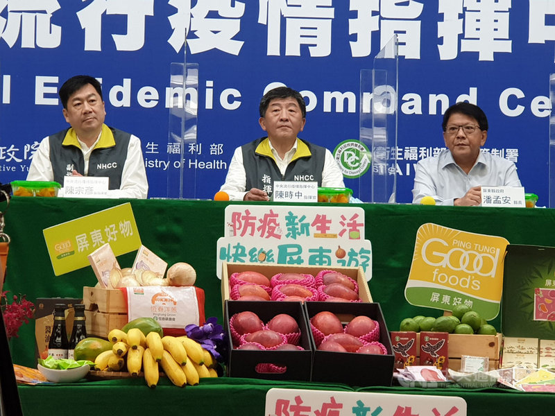 中央流行疫情指揮中心指揮官陳時中(中)24日說,台灣已滿6週沒有本土武漢肺炎個案,且確診者已有414人解除隔離,台灣可逐步恢復生活。中央社記者陳偉婷攝 109年5月24日