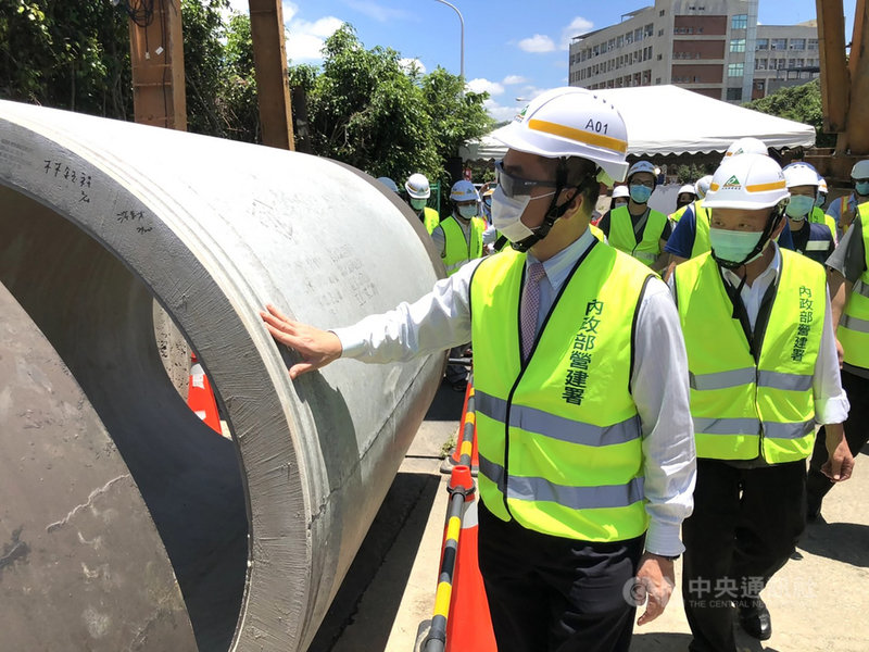 苗栗市南苗地區遭遇颱風豪雨易淹水,苗栗縣政府向中央爭取經費施作雨水下水道排水專管進行改善,內政部長徐國勇(前)24日視察聯大路周邊排水改善工程。中央社記者魯鋼駿攝 109年5月24日
