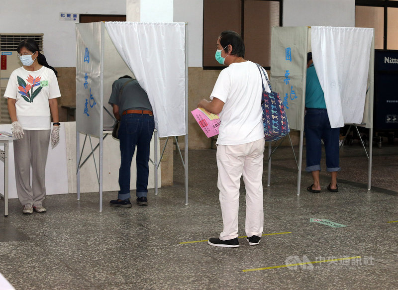 民進黨地方黨部主委、縣市黨代表及全國黨代表選舉24日登場,投票所嚴格執行防疫規定,除在入口處測量體溫,並要戴上口罩、保持社交距離。中央社記者郭日曉攝 109年5月24日