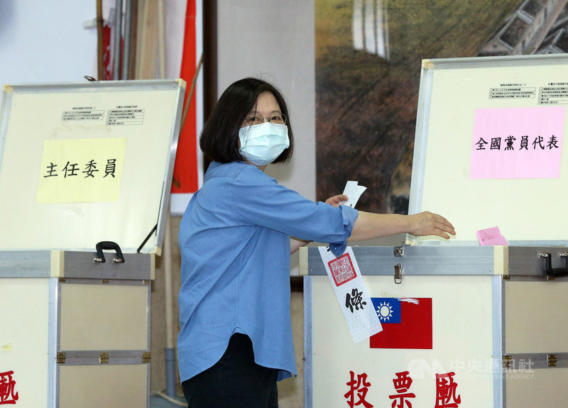民主進步黨地方黨部主委、縣市黨代表及全國黨代表24日舉行改選,這是總統蔡英文(圖)回任黨主席後首次黨職選舉,蔡總統也前往投票所投票。中央社記者郭日曉攝 109年5月24日
