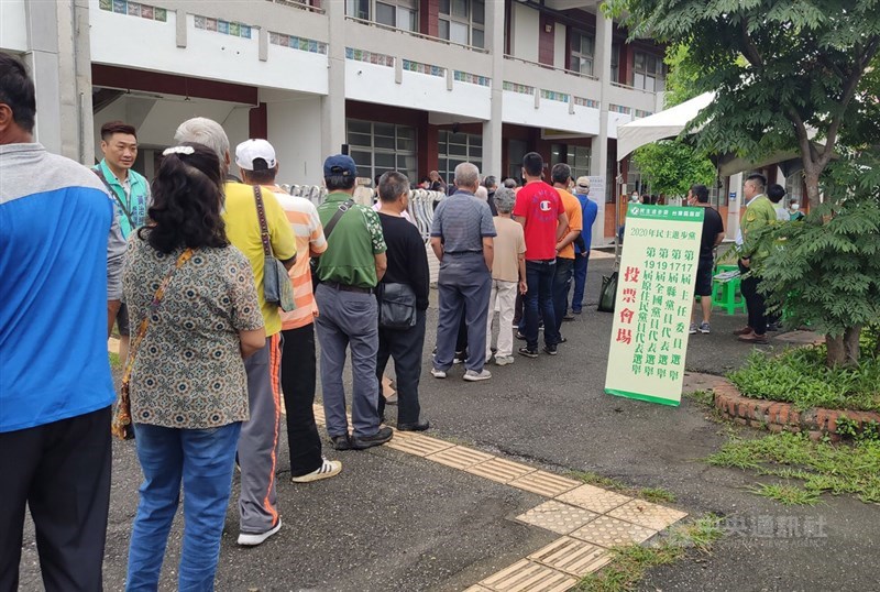 民進黨24日舉行全國黨代表暨縣市黨部主委改選,台東縣有投票權的黨員共927人,計有853人投票,投票率約9成2,是台東歷來投票率最高的一次。中央社記者盧太城攝 109年5月24日