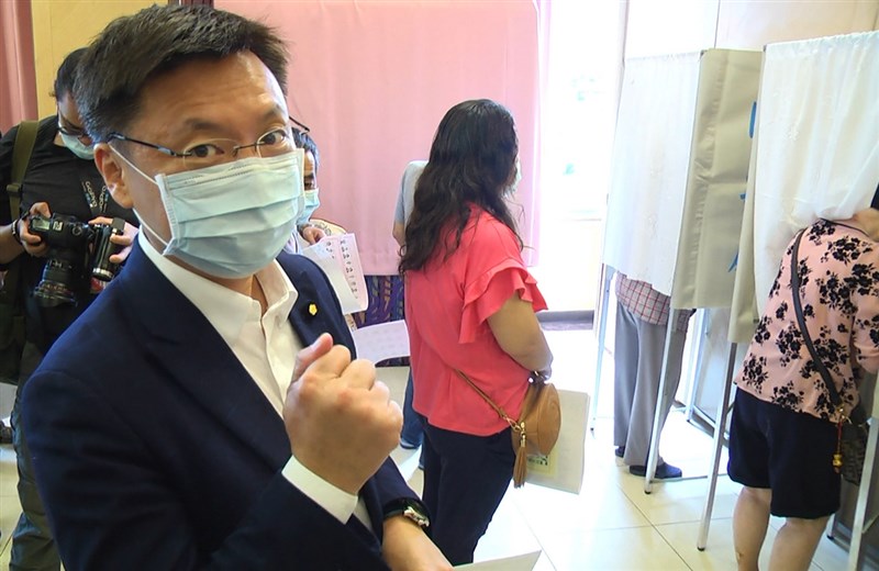 民進黨高雄市黨部主委改選24日投開票,現任立委趙天麟(前)傍晚透過臉書貼文宣布當選並謝票,強調競爭會過去,進步會持續。圖為趙天麟赴投票所投票。(趙天麟服務處提供)中央社記者程啟峰傳真 109年5月24日