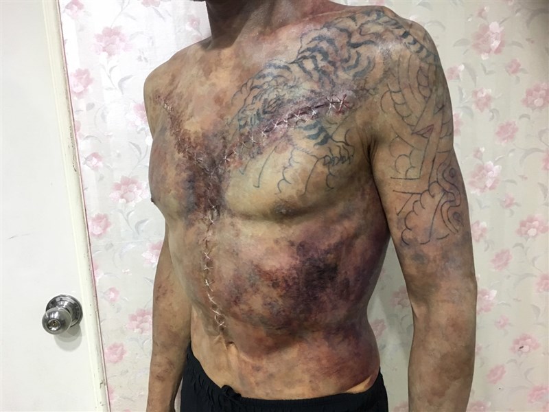 為了加強劇情張力,也為了讓演員能入戲,《誰是被害者》用了大量的矽膠製作屍體道具,「在劇中屍體被找到,都是死亡後立即找到的,我們希望能保有現實中的肉感、寫實度,要做到這種質感,得用矽膠。」。(儲榢逸提供)