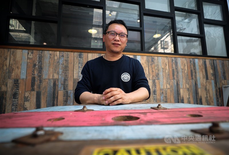 湯昇榮已經在影視圈很久了,他待過傳統電視台,做過小眾影劇,現在在瀚草,他說目標很清楚,就是希望能夠開發出台灣原創的IP戲劇。(中央社記者裴禛攝)
