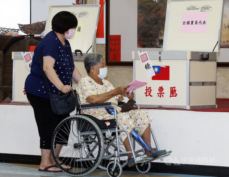 民進黨地方黨部主委、縣市黨代表及全國黨代表選舉24日登場,這是總統蔡英文回任黨主席後首次黨職選舉。中央社記者郭日曉攝 109年5月24日