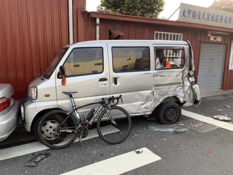 台中市一輛公車25日行經大甲區育英路時，沿路衝撞路邊停放的車子，造成共8車受損。（民眾提供）中央社記者趙麗妍傳真 109年5月25日