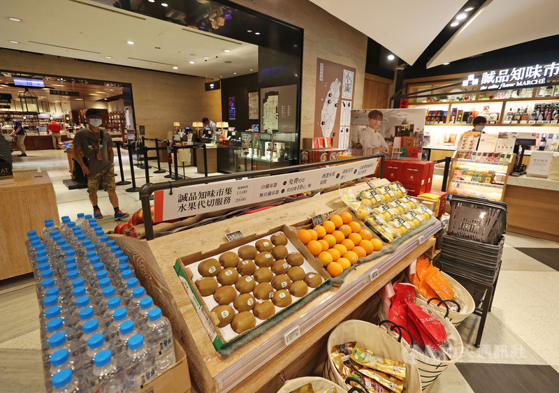 誠品敦南店31日將熄燈,24小時書店由誠品信義店3樓接棒,設有全台唯一24小時唱片行、書店裡的24小時生鮮超市及深夜咖啡店,將於29日開始試營運。中央社記者裴禛攝 109年5月25日