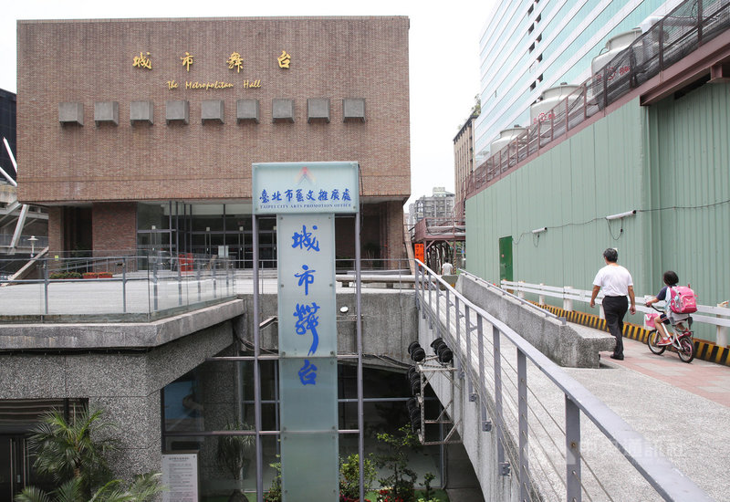國內疫情趨緩,台北市場館逐步解封。台北市文化局25日針對受到梅花座政策影響的售票演出團隊進行場租減免,例如中山堂、城市舞台(圖)等場館,最高減免90%,鼓勵市民買票入場,期盼盡快恢復藝文表演常態。中央社記者鄭傑文攝 109年5月25日