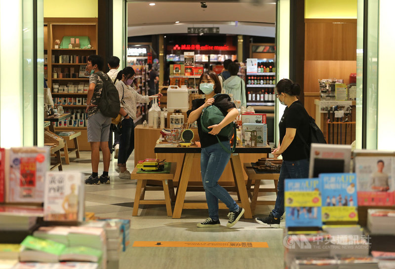 誠品敦南店31日將熄燈,24小時書店由誠品信義店3樓接棒,設有24小時全台最大誠品音樂館、生鮮超市,還有深夜咖啡與調酒,將於29日開始試營運。中央社記者裴禛攝 109年5月25日