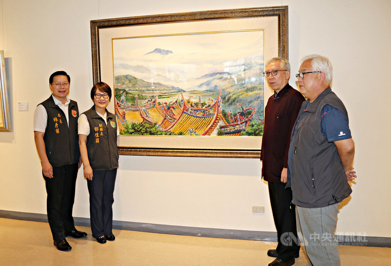 文化部所屬國立國父紀念館「寶島藝韻」館藏巡迴展,25日在苗栗縣文化觀光局第一展覽室起跑,國父紀念館館長梁永斐(右2)出席觀展。(苗栗縣政府提供)中央社記者管瑞平傳真 109年5月25日