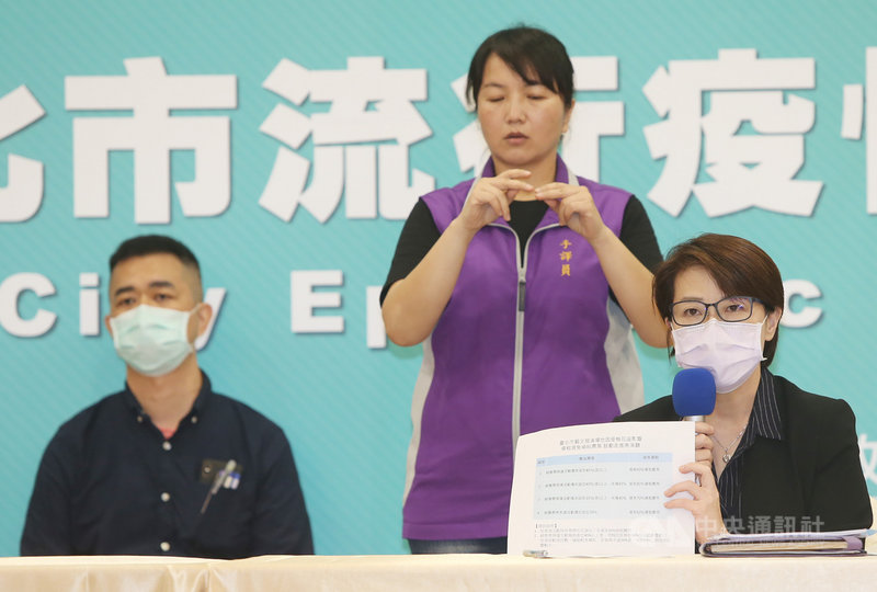 台北市副市長黃珊珊(右)、文化局長蔡宗雄(左)25日宣布文化局所屬藝文展演售票場地,將以場租減免方式,協助受防疫室內梅花座政策影響售票的演出團體。中央社記者鄭傑文攝 109年5月25日