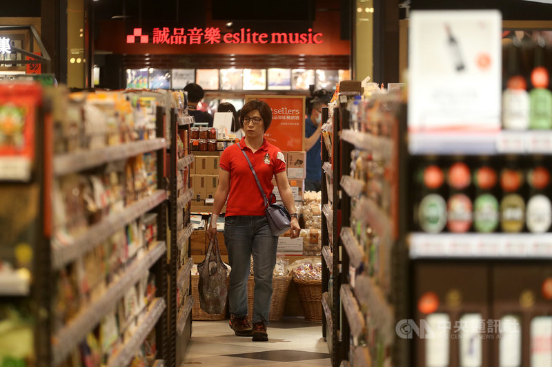 全球首家24小時書店誠品敦南店即將閉幕,24小時書店由誠品信義店3樓接棒,書店裡設有24小時生鮮超市及唱片行,看好夜間消費客群。中央社記者裴禛攝 109年5月25日