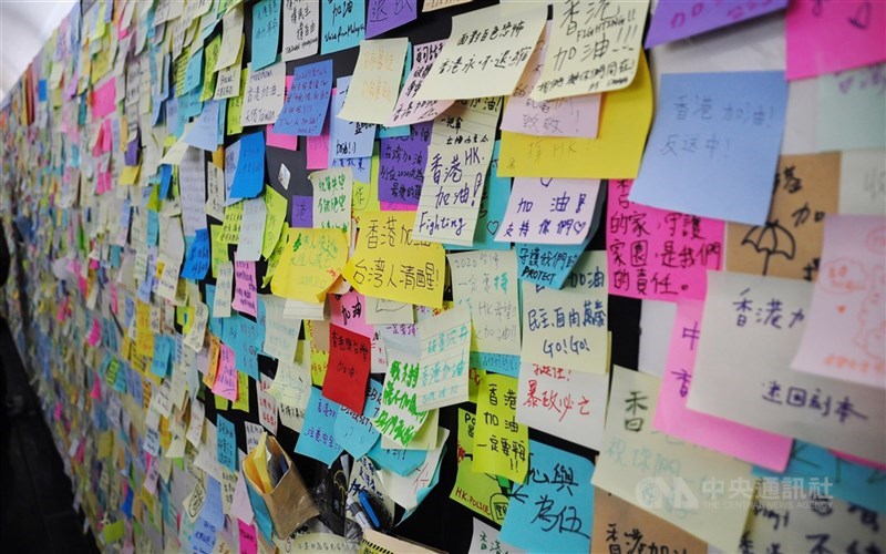 2019年反送中運動期間,在台港生組織「香港邊城青年」於台北公館商圈發起連儂牆活動。(中央社檔案照片)