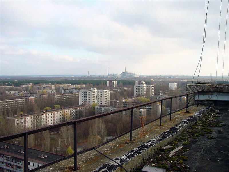 前蘇聯城市普里雅特(Pripyat)因1986年4月26日的車諾比核電廠事故而廢棄,圖後方為車諾比核電廠。(圖取自維基共享資源,版權屬公眾領域)