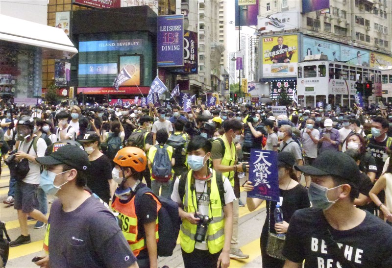 中國堅持推動實施「香港版國安法」,美國總統川普26日表示,他準備對中國採取強而有力行動。圖為香港民眾24日上街抗議「港版國安法」。(共同社提供)