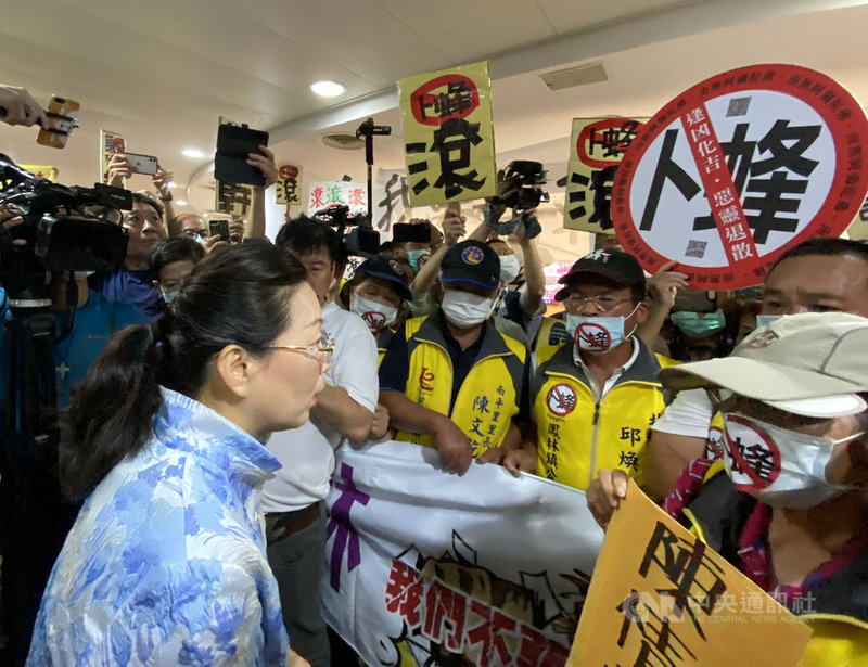 卜蜂公司計畫在壽豐、鳳林、光復蓋6處養雞場,引起民眾抗議。卜蜂5日宣布相關建場作業即日起暫停。圖為當地民眾5月25日到縣議會向縣長徐榛蔚(前左)陳情。(中央社檔案照片)