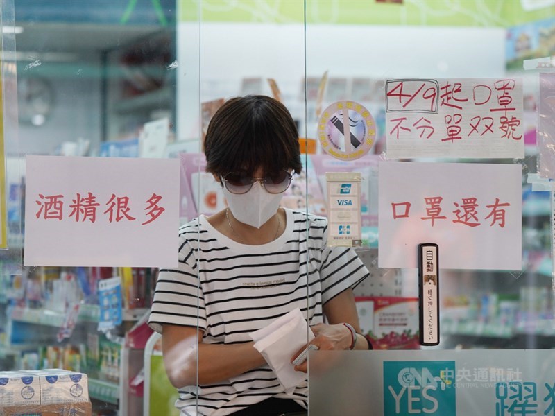 口罩業者表示,受到原物料價格暴漲,必須考量成本上漲因素,確切售價方案最快27日出爐,「原則上漲價機率高,但不會到Double」。圖為民眾到藥局購買口罩。(中央社檔案照片)