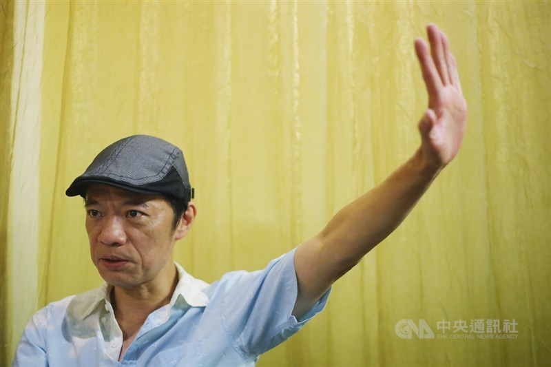 吳朋奉(圖)個性隨性豁達,也曾多次表達「生不帶來,死不帶去」。2年前他陸續為茄子蛋樂團拍攝單曲MV引發熱烈討論,邀演從四面八方奔來,卻不求金錢名利,他說:「不能讓生活陷入困境,錢夠用就好。」(中央社檔案照片)
