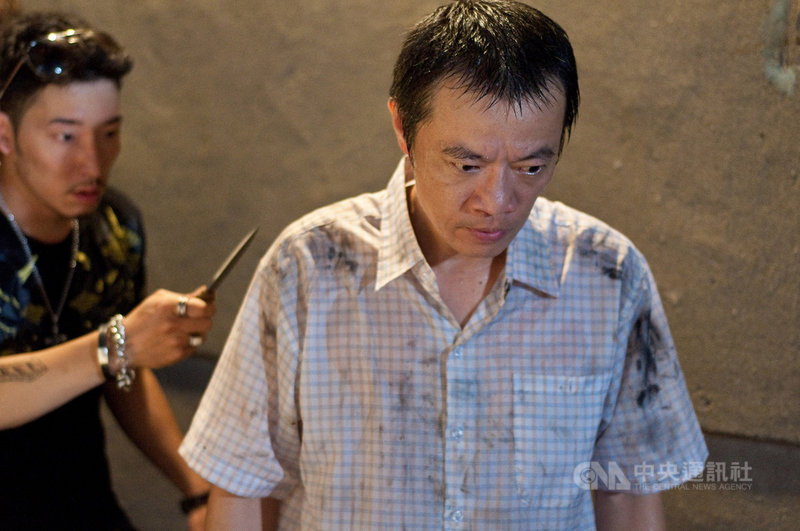 演員吳朋奉(右)驚傳因腦中風驟逝,享年55歲。公視將安排他曾參演作品包括「第一響槍」、「歸途」(圖)等重新播出,邀民眾緬懷金鐘視帝身影。(公視提供)中央社記者葉冠吟傳真 109年5月26日