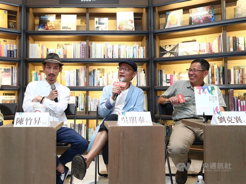 作家劉克襄(右)發文表示曾與演員吳朋奉(中)在「做伙走台步」新書座談體悟台語精髓,「可惜日後無緣再討教了。」(中央社檔案照片)
