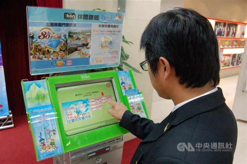 國內疫情趨緩,行政院預計6月中啟動振興券預約、7月上路,業界人士透露4大超商將列入實體銷售通路。(中央社檔案照片)