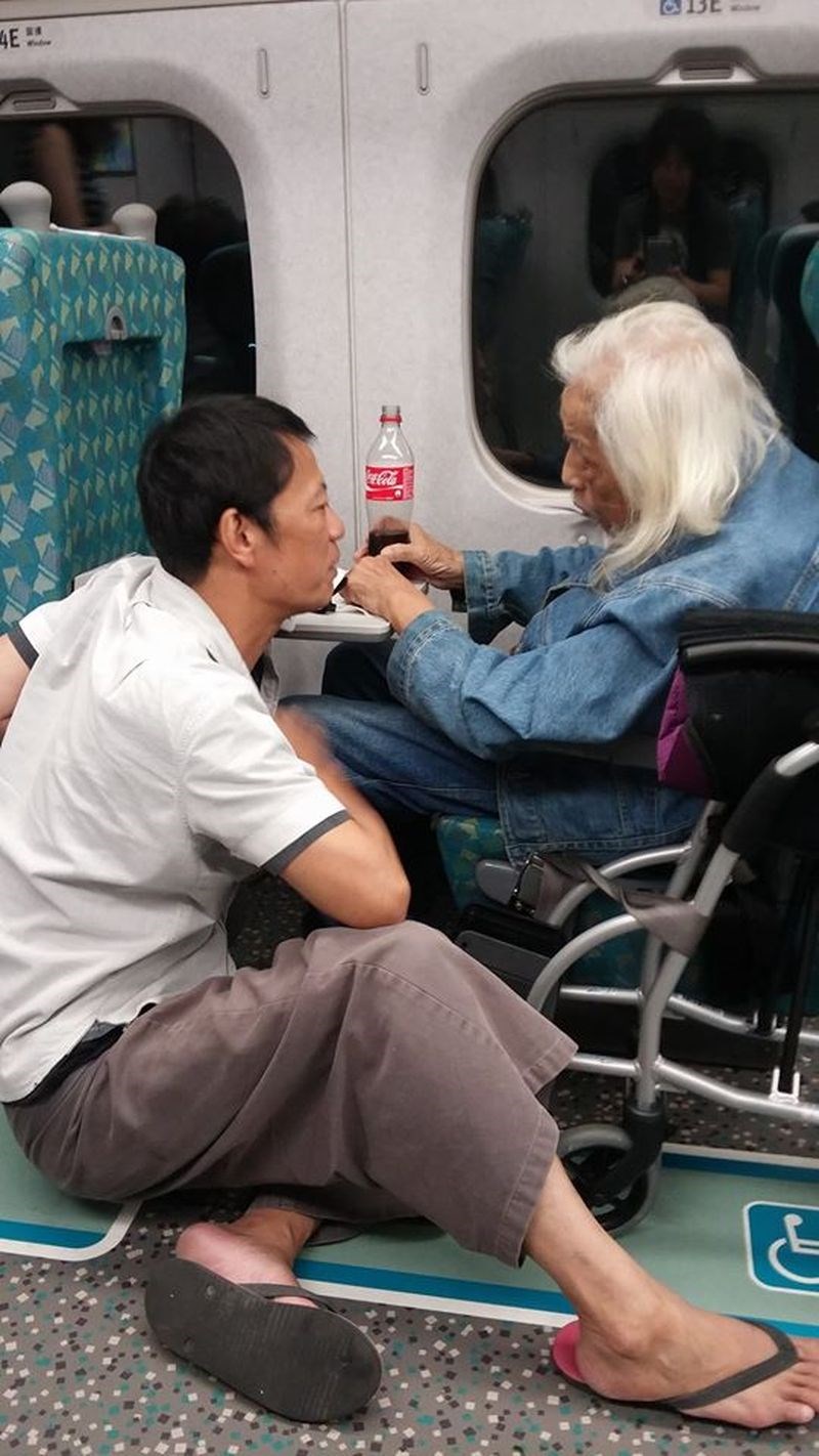 演員吳朋奉(左)過世,副總統賴清德臉書悼念,民進黨立委王定宇也在臉書分享照片,是吳朋奉2014年在高鐵遇到台獨先驅史明(右)後,高興地坐到地上攀談,網友留言「他也隨著歐吉桑的腳步而去,他們也會相聚歡吧」。(圖取自facebook.com/su.beng.3)
