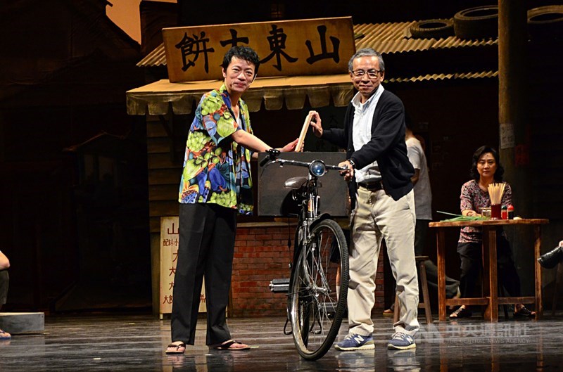 曾獲第43屆金鐘獎迷你劇集最佳男主角的吳朋奉(左),也曾加入導演吳念真(右)的舞台劇「人間條件3 台北上午零時」,發揮精湛演技。中央社實習記者李易融攝 104年4月23日