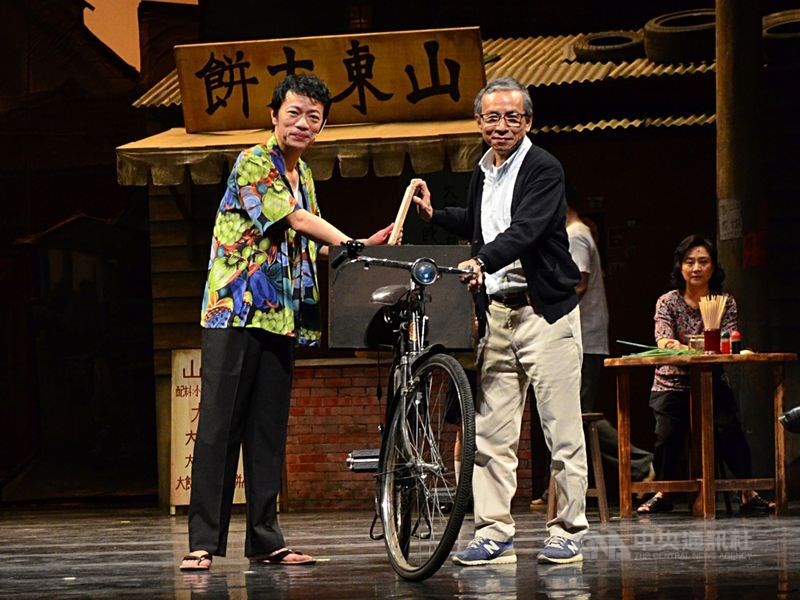 演員吳朋奉(左)於家中驟逝,導演吳念真(前右)在臉書發文悼念表示:「導演還沒喊卡你就走了。」圖為2015年吳朋奉演出吳念真舞台劇「人間條件3 台北上午零時」。(中央社檔案照片)