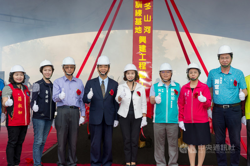 宜蘭縣首座水上運動訓練基地興建工程,27日在冬山河親水公園動土,宜蘭縣長林姿妙(右4)表示,縣府最大的願景就是想將宜蘭打造成為「全國水上運動訓練中心」。(宜蘭縣政府提供)中央社記者王朝鈺傳真 109年5月27日
