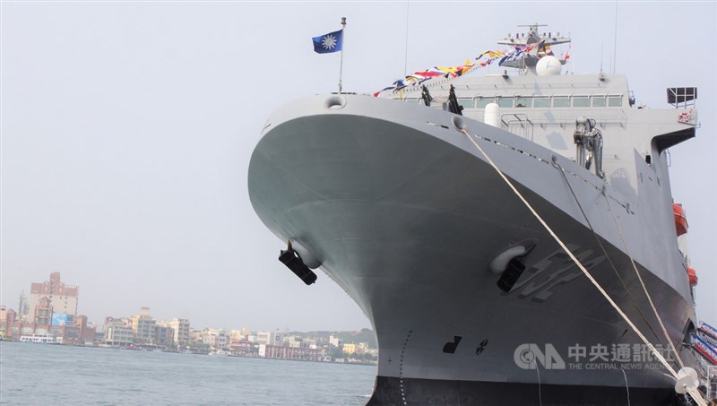 敦睦艦隊日前發生武漢肺炎群聚感染,遭調離現職的原艦隊指揮部參謀長、敦睦艦隊支隊長陳道輝少將被記過懲處,將於16日恢復原職。圖為敦睦艦隊磐石艦。(中央社檔案照片)