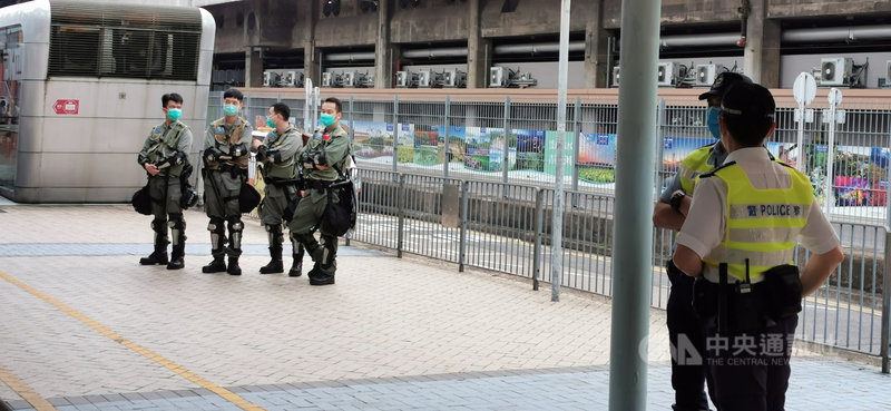 香港立法會27日恢復國歌條例草案二讀，有人發起堵路及包圍立法會等抗議活動，警方嚴陣以待，圖為九龍紅磡海底隧道有防暴警察把守。中央社記者張謙香港攝 109年5月27日