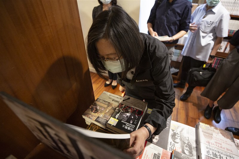 總統府發言人張惇涵表示,誠品敦南店5月31日結束營業,蔡總統(前)特別在27日下午行程空檔,重溫過去逛書店的時光。(總統府提供)